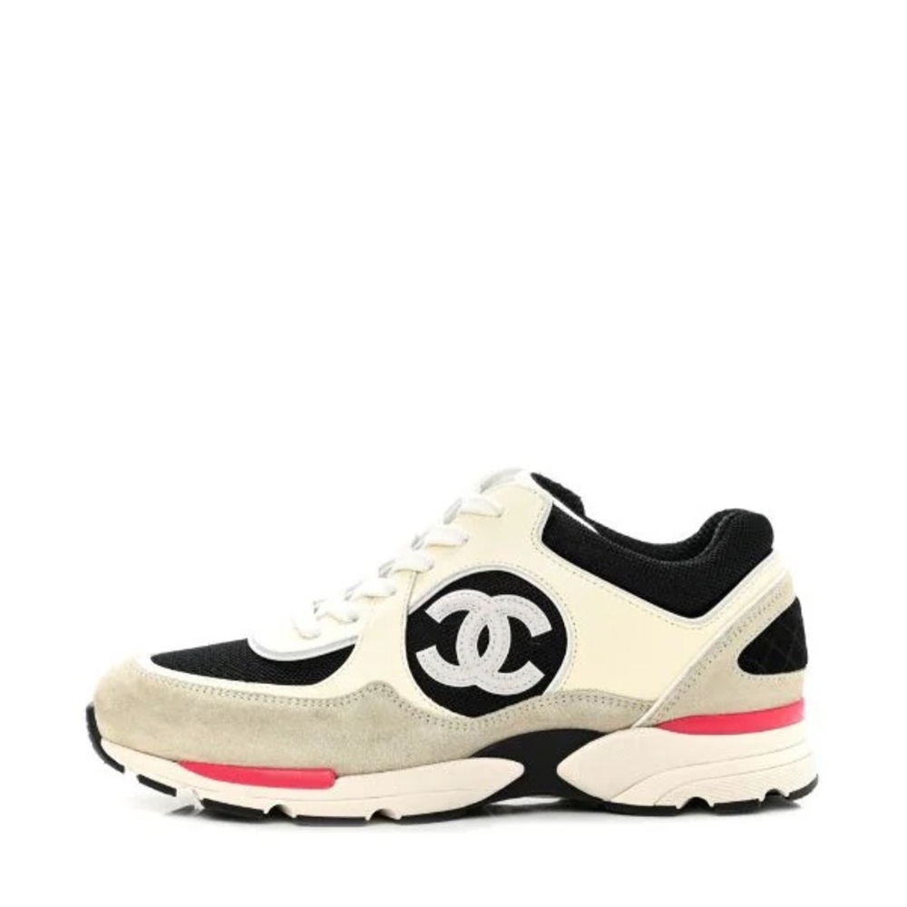 CHANEL Pre-Owned Sneakers
CC suede panelled sneakers